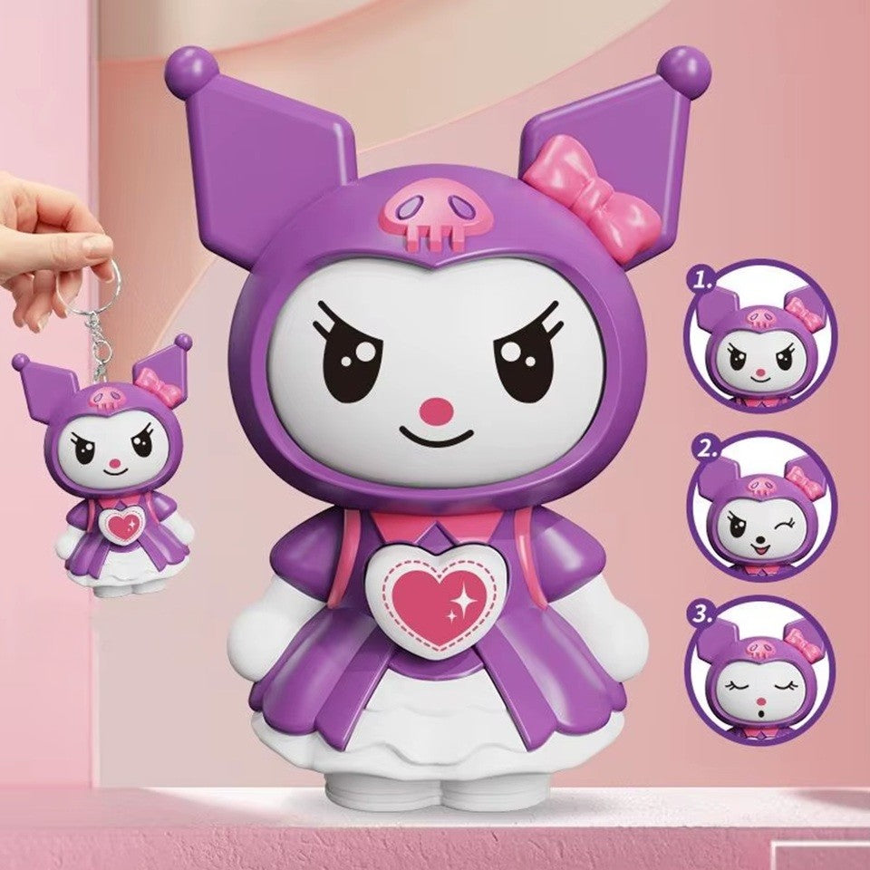 un prote-clé représentant Kuromi habillée dans une jolie robe violette. Sur son ventre se trouve un bouton qui permet  de changer son expression. En un coup, son visage tourne pour découvrir une nouvelle expression !
