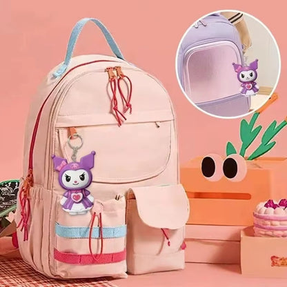 un prote-clé représentant Kuromi habillée dans une jolie robe violette. Sur son ventre se trouve un bouton qui permet  de changer son expression. En un coup, son visage tourne pour découvrir une nouvelle expression !