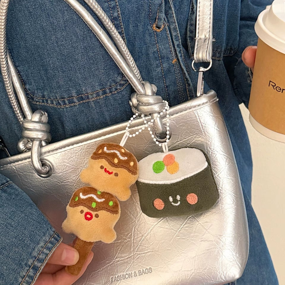 de mignons petits porte-clés en peluche toute douce en forme de nourriture japonaise : maki, sushi, tempura, okonomiyaki et onigiri. Ils sont trop mignons avec leurs visages et expressions kawaii !