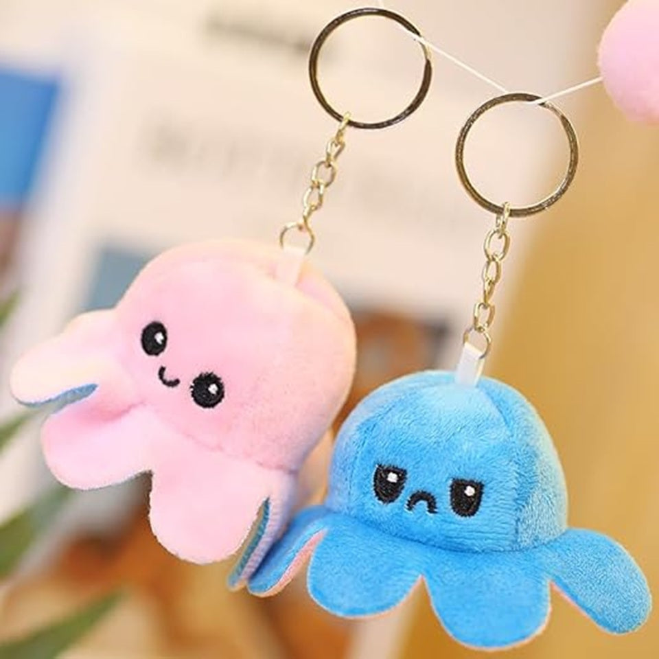 un porte-clé tout doux en forme d'octopus réversible bleu et rose pour un côté heureux et un côté fâché adorable. Deux couleurs pour deux expressions.