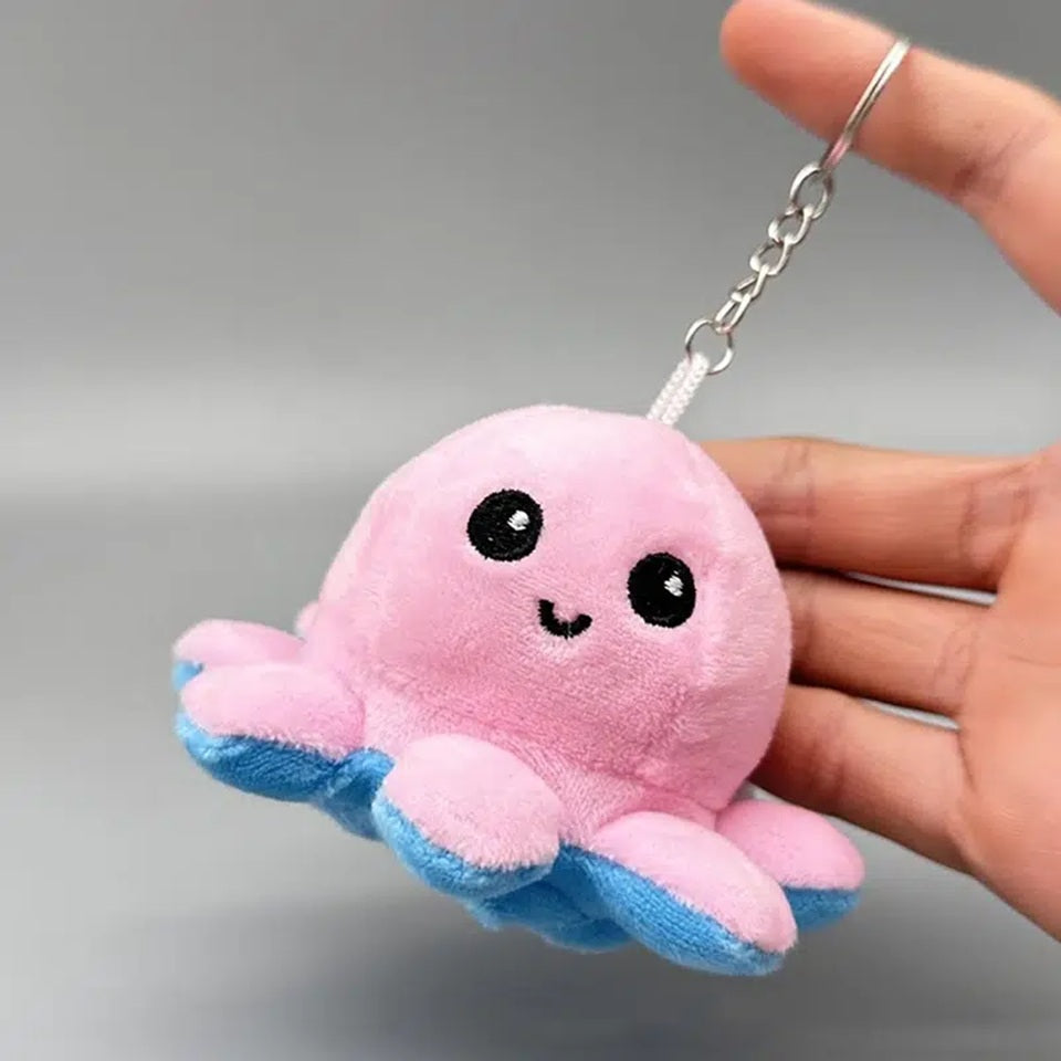 un porte-clé tout doux en forme d'octopus réversible bleu et rose pour un côté heureux et un côté fâché adorable. Deux couleurs pour deux expressions.