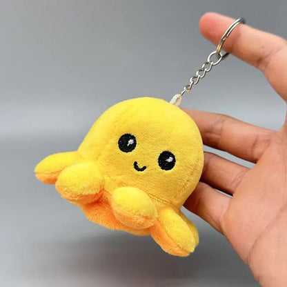 un adorable porte-clé en forme d'octopus jaune tout mignon. Il est réversible et a deux epxressions : une joyeuse et une autre fâché. Amusez-vous à le retourner selon votre expression du moment. Tout doux et coloré, il devient un accessoire indispensable.