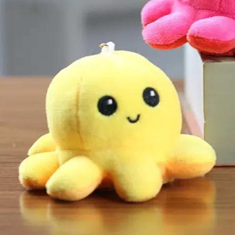 un adorable porte-clé en forme d'octopus jaune tout mignon. Il est réversible et a deux epxressions : une joyeuse et une autre fâché. Amusez-vous à le retourner selon votre expression du moment. Tout doux et coloré, il devient un accessoire indispensable.