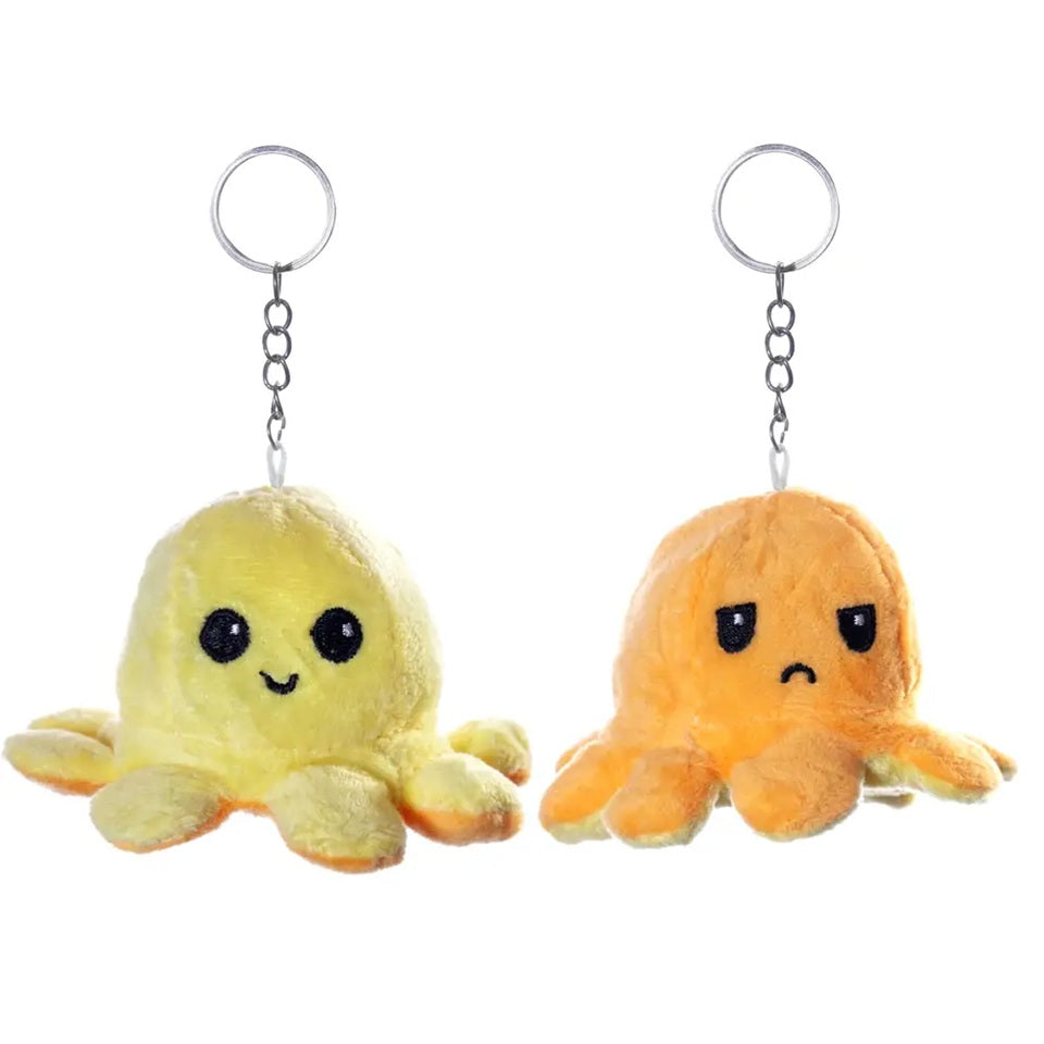 un adorable porte-clé en forme d'octopus jaune tout mignon. Il est réversible et a deux epxressions : une joyeuse et une autre fâché. Amusez-vous à le retourner selon votre expression du moment. Tout doux et coloré, il devient un accessoire indispensable.