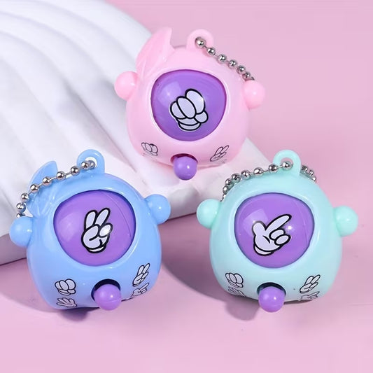 un porte-clé tout rond et mignon qui contient un jeu de pierre, feuille, ciseau amusant. On appuie sur le bouton pour faire tourner les signes, quand on le relâche, il s'arrête aléatoirement sur un signe.