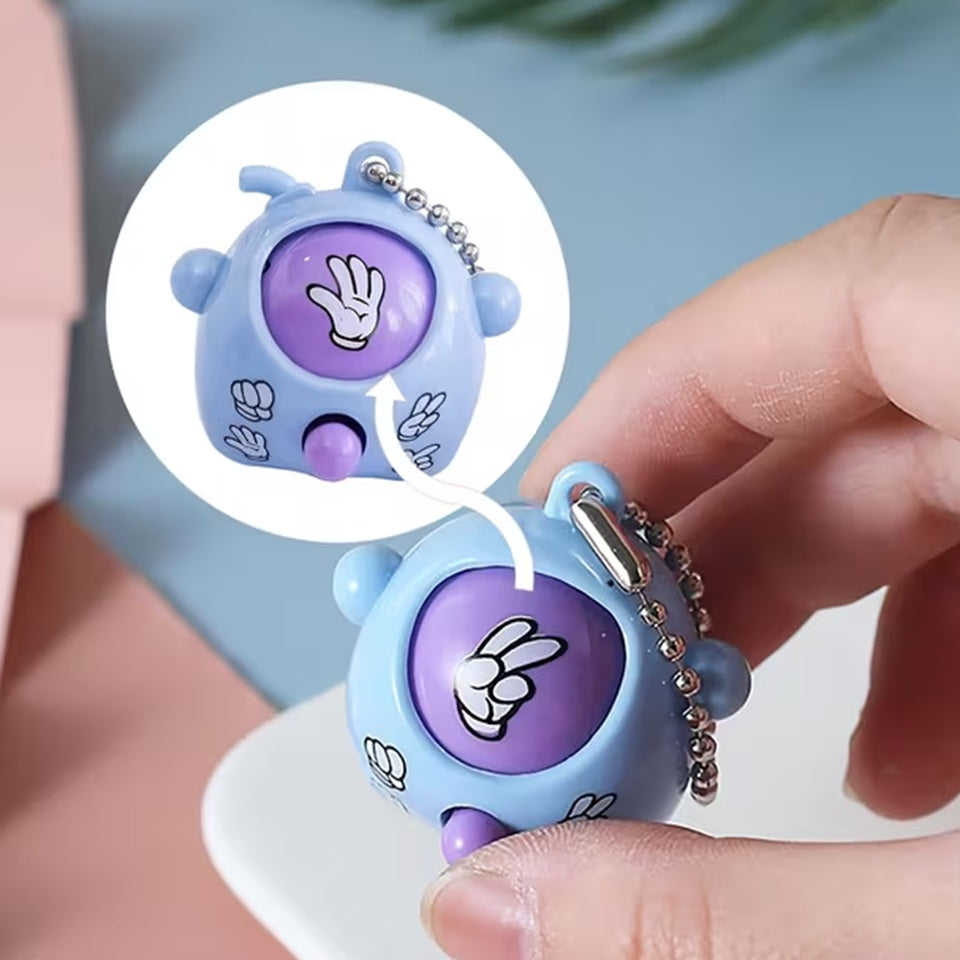un porte-clé tout rond et mignon qui contient un jeu de pierre, feuille, ciseau amusant. On appuie sur le bouton pour faire tourner les signes, quand on le relâche, il s'arrête aléatoirement sur un signe.
