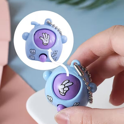 un porte-clé tout rond et mignon qui contient un jeu de pierre, feuille, ciseau amusant. On appuie sur le bouton pour faire tourner les signes, quand on le relâche, il s'arrête aléatoirement sur un signe.