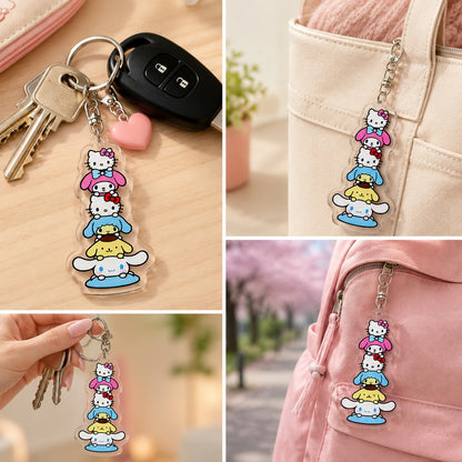 Montage de quatre mockups présentant un porte-clés en acrylique transparent décoré de personnages de la famille Sanrio. Le porte-clés est mis en situation sur un trousseau de clés avec une clé de voiture, accroché à un sac cabas crème, suspendu à un sac à dos rose et tenu à la main. Les scènes, réalisées dans des tons pastel, illustrent différentes utilisations du porte-clés au quotidien tout en mettant en valeur son design kawaii et ses détails colorés.