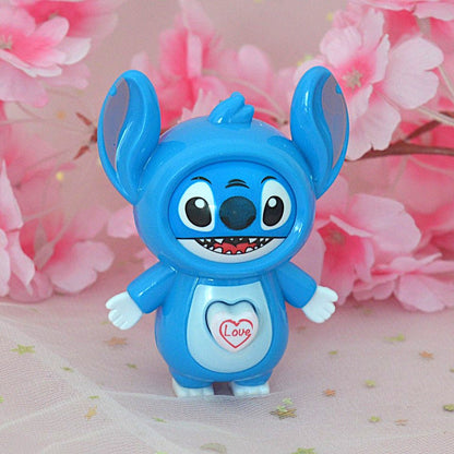 un porte-clés en forme de Stitch de Lilo et Stitch. Il a un petit coeur sur le ventre qui permet de changer son expression de visage. Tant espiègle, tnatot amoureux, il est trop adorable !