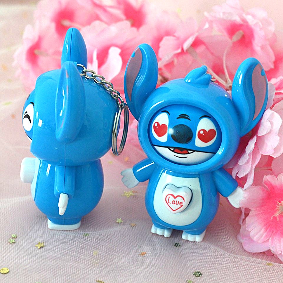 un porte-clés en forme de Stitch de Lilo et Stitch. Il a un petit coeur sur le ventre qui permet de changer son expression de visage. Tant espiègle, tnatot amoureux, il est trop adorable !