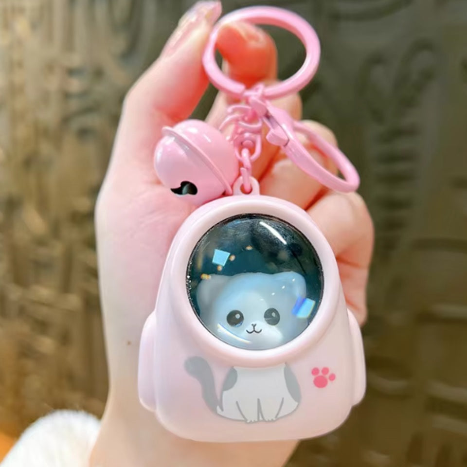 Un porte-clés chat lumineux. Le casque s'illumine pour révéler un paysage galactique scintillant