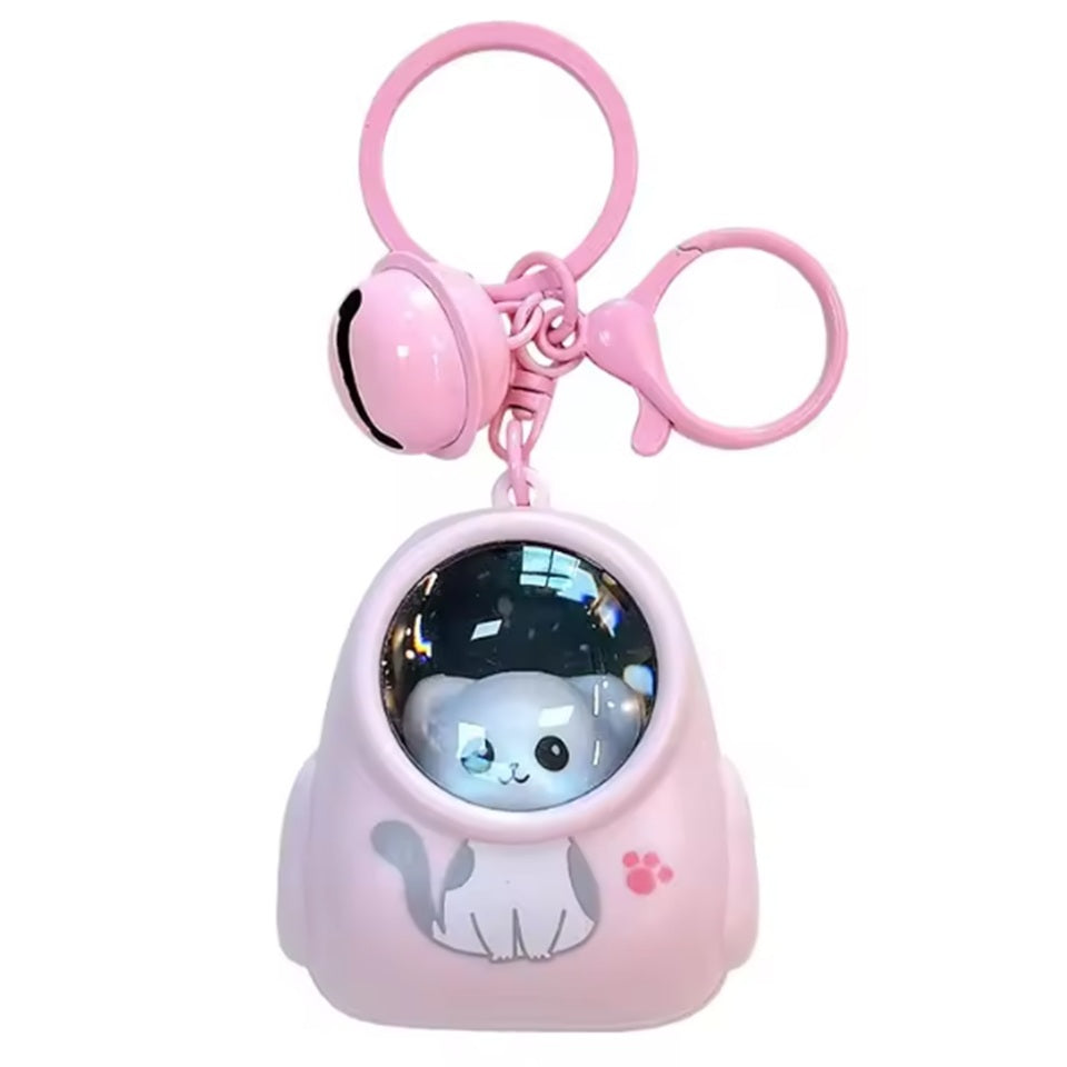 Un porte-clés chat lumineux. Le casque s'illumine pour révéler un paysage galactique scintillant