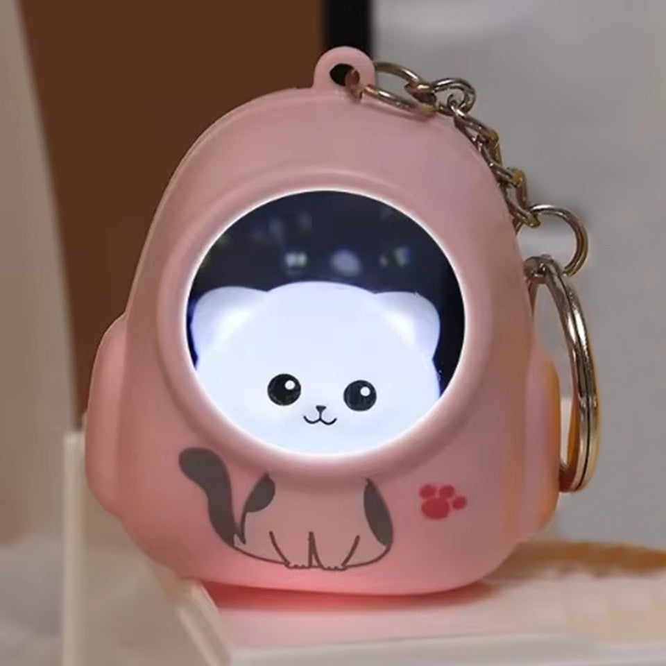 Un porte-clés chat lumineux. Le casque s'illumine pour révéler un paysage galactique scintillant