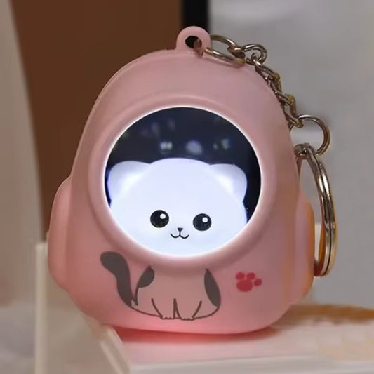 Un porte-clés chat lumineux. Le casque s'illumine pour révéler un paysage galactique scintillant