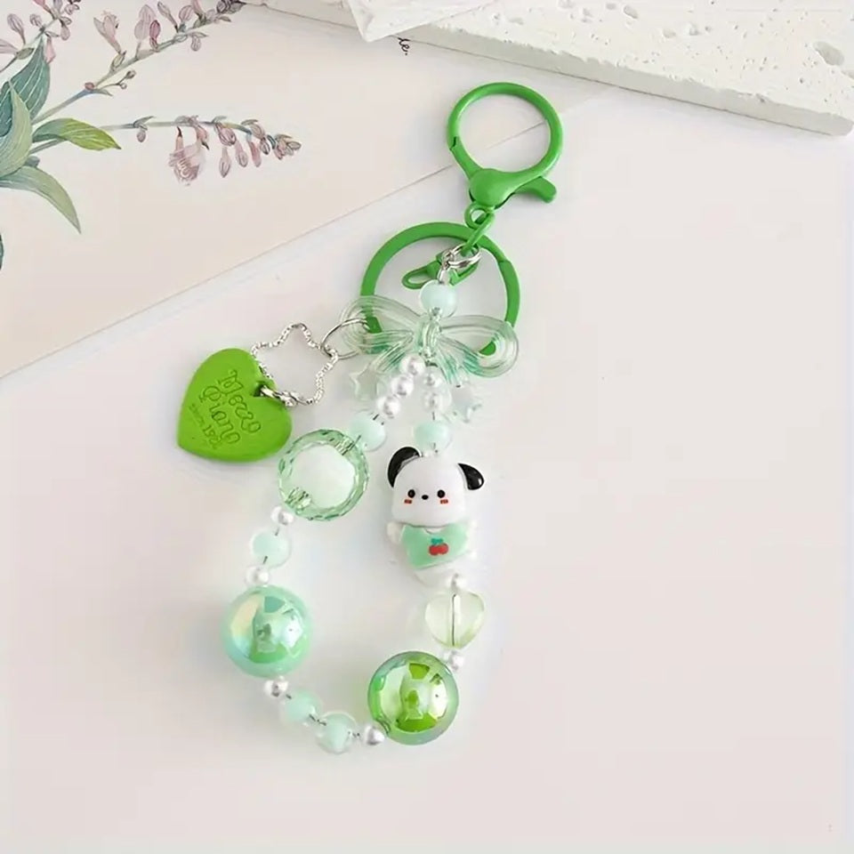 des porte-clés hyper kawaii aux couleurs des personnages Sanrio : Kuromi, Cinnamoroll, Pompompurin, My Melody, Hello Kitty et Pochacco. Cahque porte-clé est composé d'une breloque du personnage, de perles colorées en fonction du personnage et de breloques en forme de noeud et coeur hyper mignons.