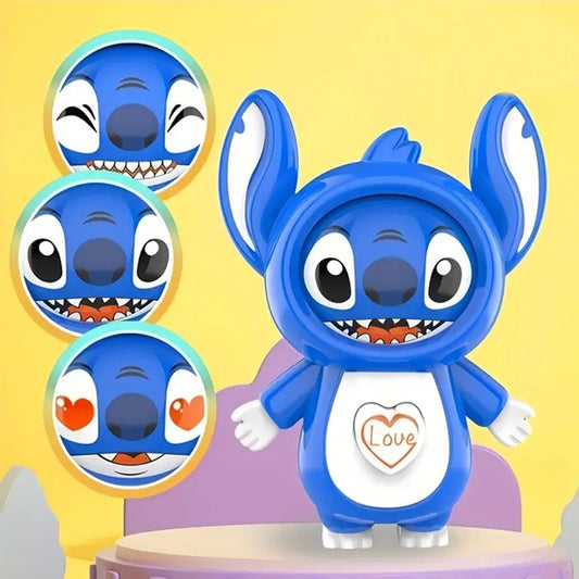 un porte-clés en forme de Stitch de Lilo et Stitch. Il a un petit coeur sur le ventre qui permet de changer son expression de visage. Tant espiègle, tnatot amoureux, il est trop adorable !
