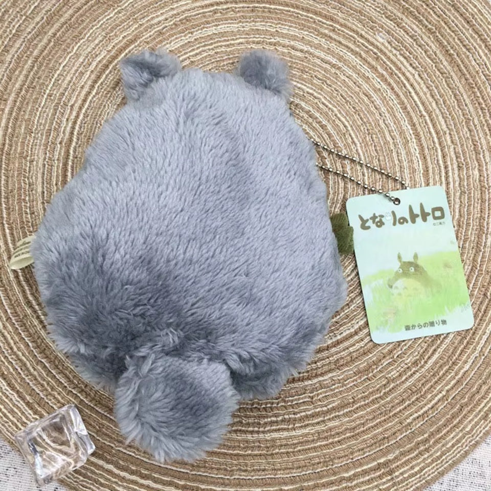 un adorable porte-monnaie Totoro en matière peluche toute douce. Idéal pour y ranger monnaie et petits trésors !