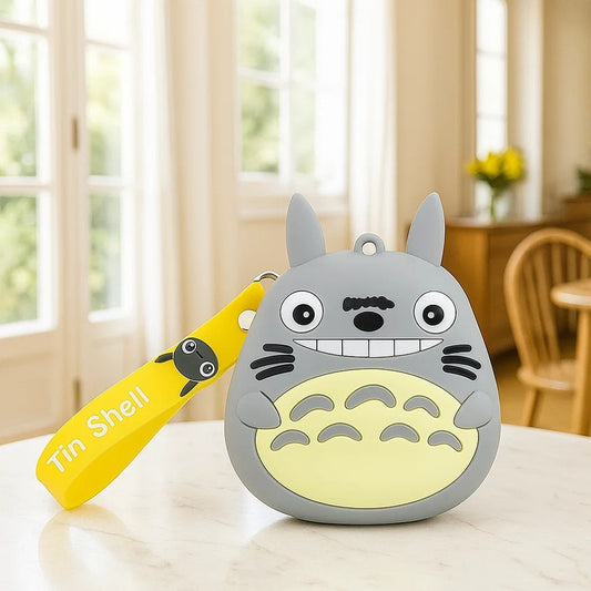 un adorable porte-monnaie Totoro en silicone. Il arbore un grand sourire. Pratique pour y ranger la monnaie, les petits accessoires etc... Tout en silicone, il est souple, durable et facile à nettoyer.