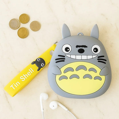 un adorable porte-monnaie Totoro en silicone. Il arbore un grand sourire. Pratique pour y ranger la monnaie, les petits accessoires etc... Tout en silicone, il est souple, durable et facile à nettoyer.