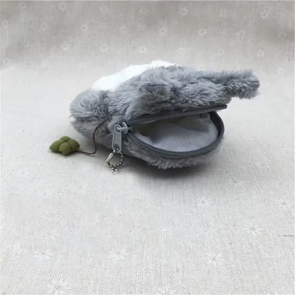 un adorable porte-monnaie Totoro en matière peluche toute douce. Idéal pour y ranger monnaie et petits trésors !