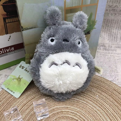 un adorable porte-monnaie Totoro en matière peluche toute douce. Idéal pour y ranger monnaie et petits trésors !