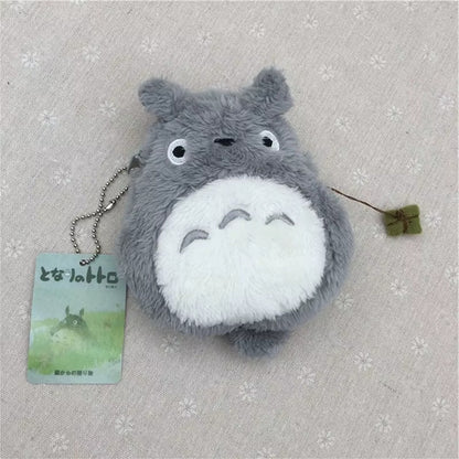 un adorable porte-monnaie Totoro en matière peluche toute douce. Idéal pour y ranger monnaie et petits trésors !