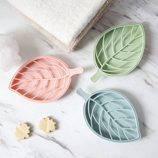 un porte savon en forme de feuille très mignon. Avec son socle il recueille l'eau que vous pouvez vider ensuite. Elément de décoration très mignon.