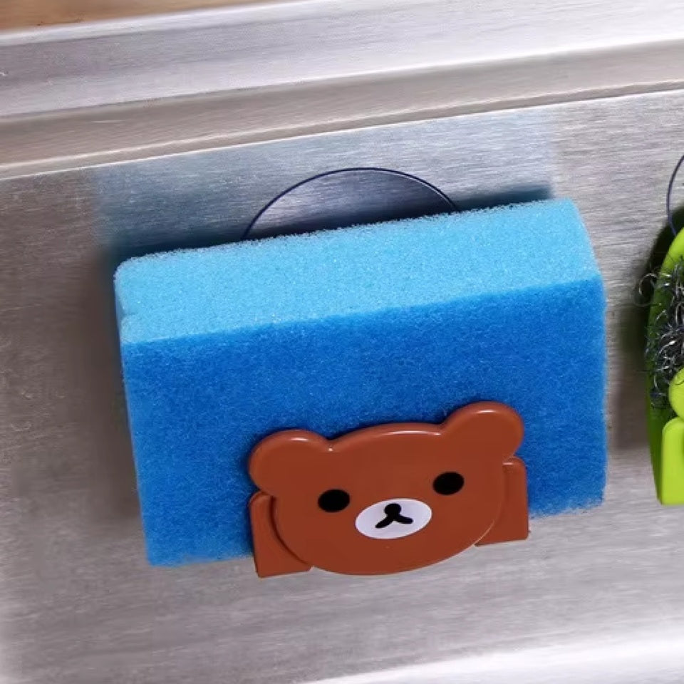 un porte éponge en forme d'ourson brun hyper pratique. fini les éponges qui trainent sur le rebord de l'évier ou du lavabo.
