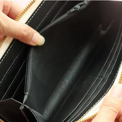 un portefeuille violet illustré de l'adorable Kuromi !