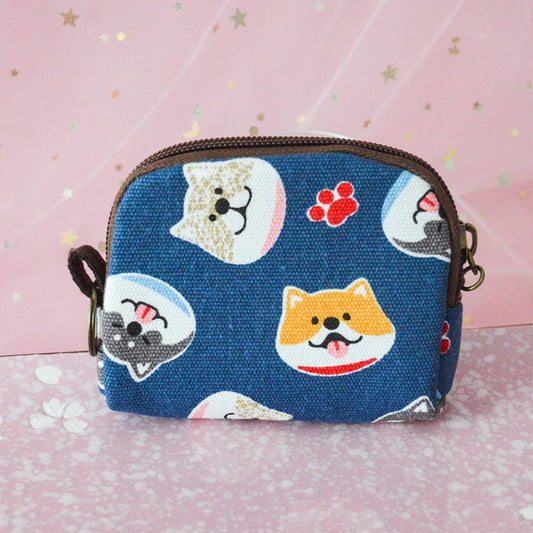 un adorable porte-monnaie shiba inu roux et noirs. Style japonisant unique et original, pratique pour ranger la monnaie et les petits accessoires.