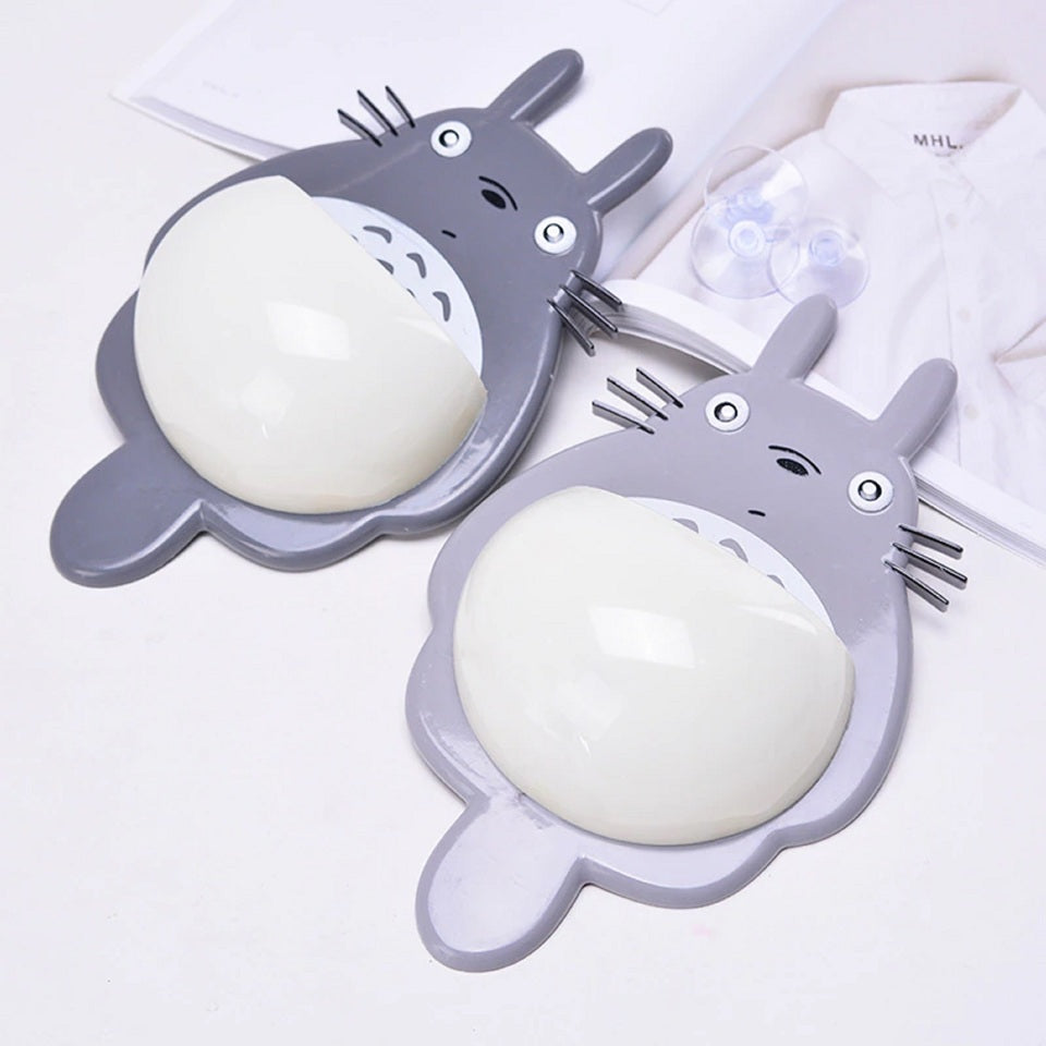 un porte-objet en forme et aux couleurs de Totoro. Utile et pratique pour y ranger fournitures et petits accessoires.