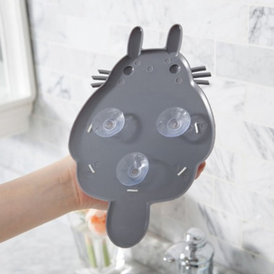un porte-objet en forme et aux couleurs de Totoro. Utile et pratique pour y ranger fournitures et petits accessoires.