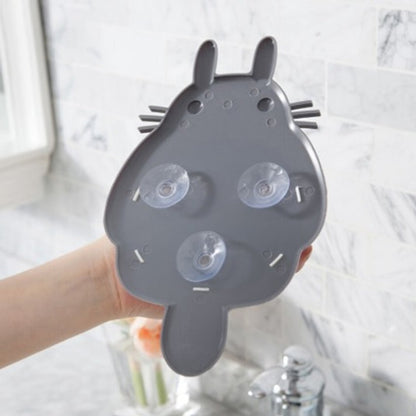 un porte-objet en forme et aux couleurs de Totoro. Utile et pratique pour y ranger fournitures et petits accessoires.