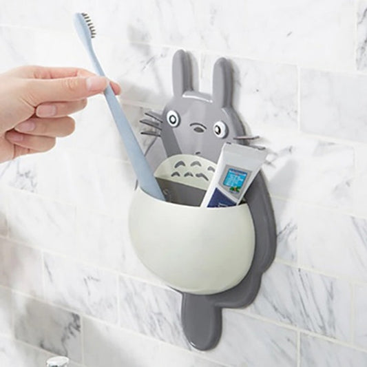 un porte-objet en forme et aux couleurs de Totoro. Utile et pratique pour y ranger fournitures et petits accessoires.