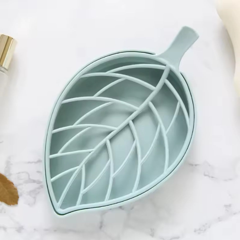 un porte savon en forme de feuille très mignon de couleur bleu nordique. Avec son socle il recueille l'eau que vous pouvez vider ensuite. Elément de décoration très mignon.