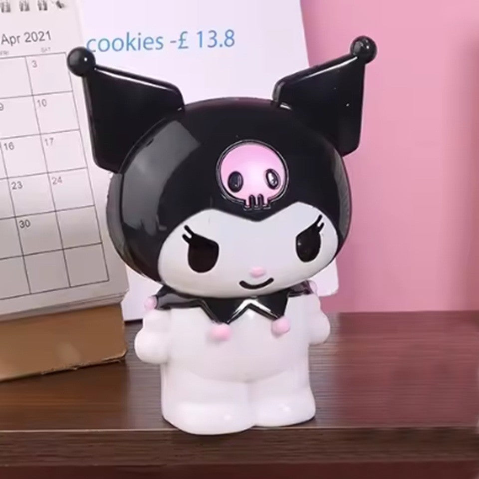 un adorable pot à crayon en plastique en forme de kuromi. Accessoire déco mignon et pratique