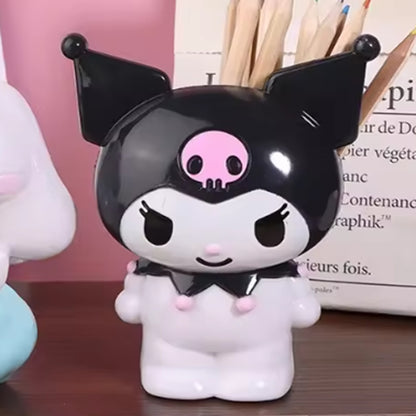 un adorable pot à crayon en plastique en forme de kuromi. Accessoire déco mignon et pratique