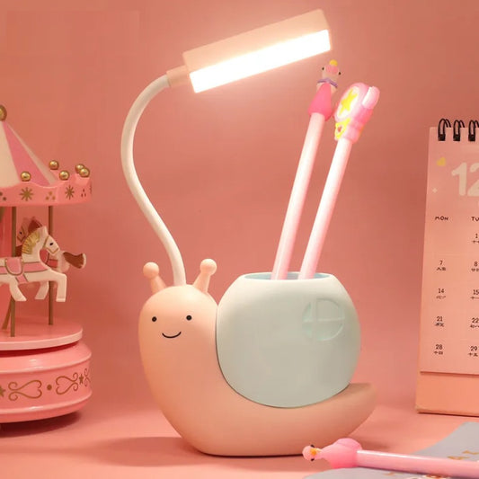 un pot à crayon en forme d'escargot qui sert également de lampe. Elle permet d'éclairer votre bureau et devient aussi un élément de déco adorable et mignon.