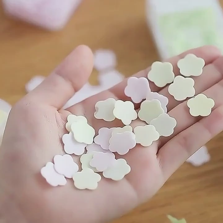 une petite boite contenant des feuilles de savon en forme de fleurs de sakura. Parfumé au sakura, elles sont pratiques pour se laver les mains dans les endroits où il n'y a pas de savon.