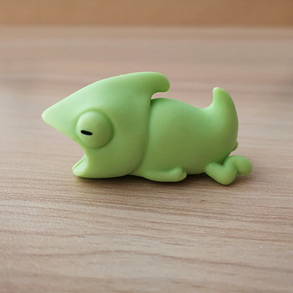 un protège câble en forme de caméléon super mignon. Il protège et renforce les câbles.