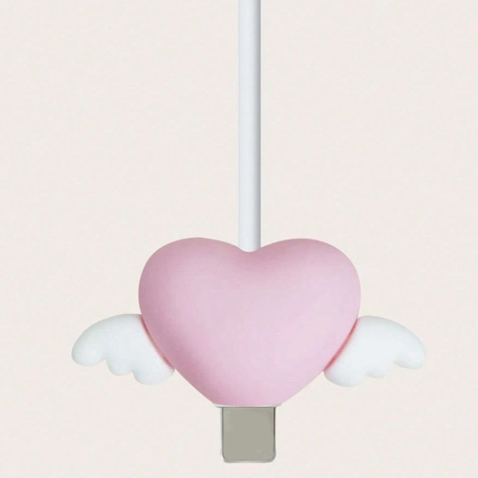un protège câble en forme de coeur rose doté d'ailes blanches hyper mignonnes. Il allonge la durée de vie de vos câbles et les protège de l'usure.