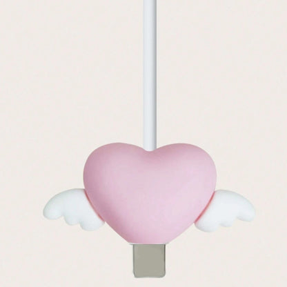 un protège câble en forme de coeur rose doté d'ailes blanches hyper mignonnes. Il allonge la durée de vie de vos câbles et les protège de l'usure.