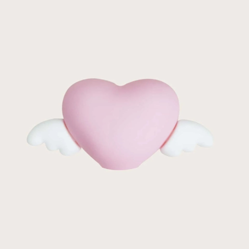 un protège câble en forme de coeur rose doté d'ailes blanches hyper mignonnes. Il allonge la durée de vie de vos câbles et les protège de l'usure.