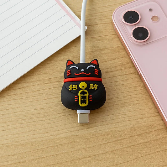 un protège câble en forme d'un maneki neko noir hyper mignon.