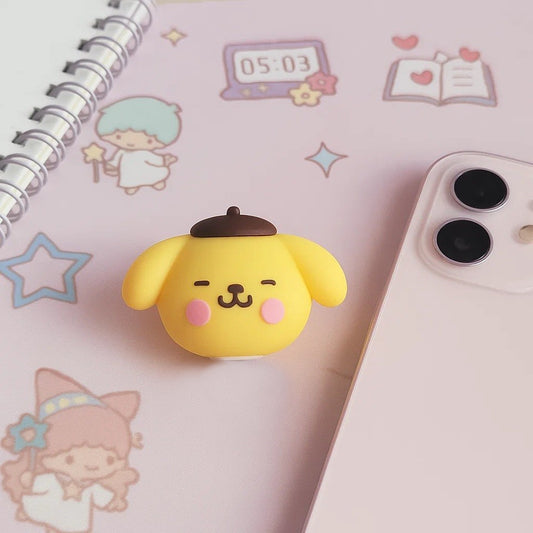 un protège câble en forme d'adorable Pompompurin de Sanrio. Avec sa bouille jaune et kawaii il est trop craquant