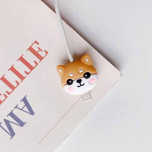 un protège câble en forme de shiba inu tout mignon. Idéal pour protéger rallonger la durée de vie de vos câbles