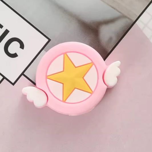un protège-câble idéal pour allonger la durée de vie de vos câbles. En forme du sceptre de Sakura dans Card Captor Sakura, il a des petites ailes blanches et une grande étoile en son centre.