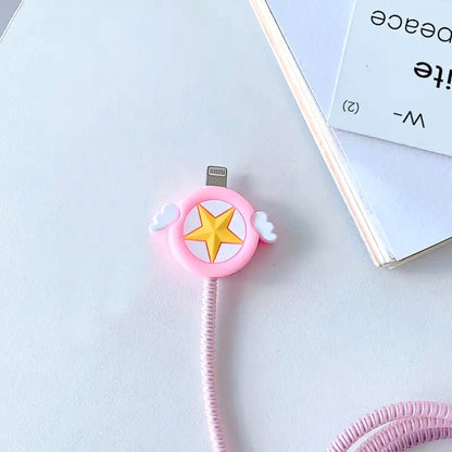 un protège-câble idéal pour allonger la durée de vie de vos câbles. En forme du sceptre de Sakura dans Card Captor Sakura, il a des petites ailes blanches et une grande étoile en son centre.