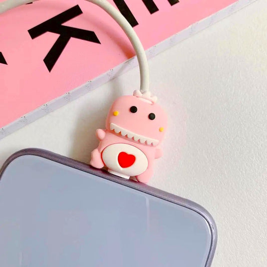 un protège-câble en forme de dinosaure rose tout mignon et extravagant. Avec son petit coeur rouge sur son ventre, il est trop craquant.