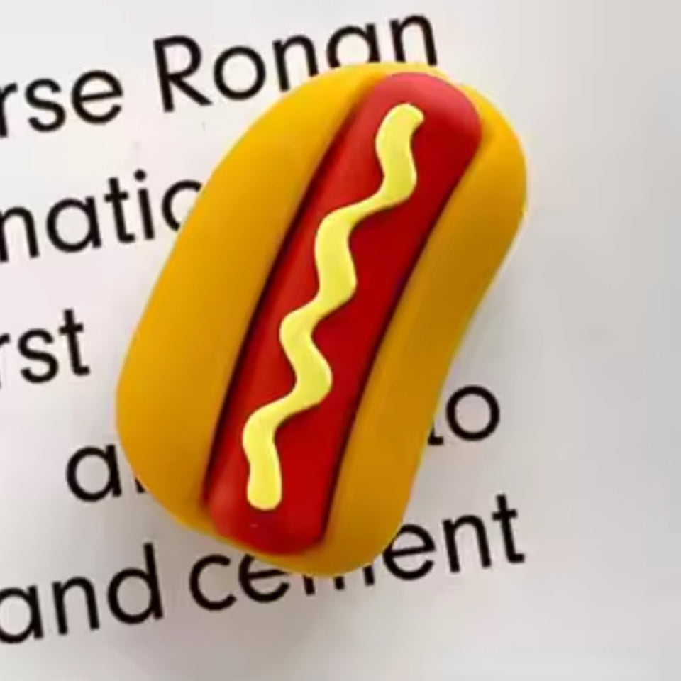 un protège-câble en forme de hot dog trop mignon pour protéger vos câbles de l'usure. Accessoire rigolo et fun !